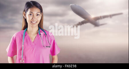 Zusammengesetztes Bild asiatische Krankenschwester mit Stethoskop in die Kamera schaut Stockfoto