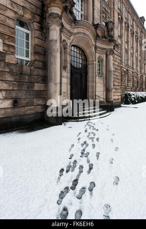 Fußspuren im Schnee vor dem Court of Appeal, Oberlandesgericht, Caecilienallee, Düsseldorf, Deutschland Stockfoto