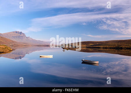 Ruderboote auf Loch Fada, mit der Old Man of Storr über Isle Of Skye, innere Hebriden, Schottland, Vereinigtes Königreich, Europa Stockfoto