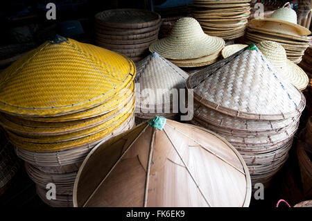 Burmesische Mützen handgemacht aus Bambus-Blätter und Gräser, zum Verkauf in am Straßenrand Markt auf Mandalay Road, Myanmar (Burma), Asien Stockfoto