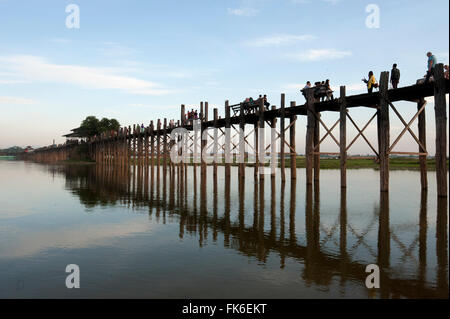 Menschen U Bein Brücke, unterstützt von 984 Teak Beiträge über 1,2 km Entfernung in Thaumthaman Lake, Mandalay, Myanmar Stockfoto