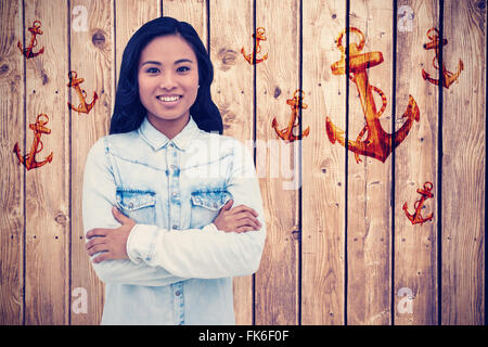 Zusammengesetztes Bild asiatische Frau mit verschränkten Armen lächelnd Stockfoto