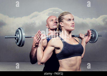 Zusammengesetztes Bild von Trainer helfen Frau für das Heben von crossfit Stockfoto