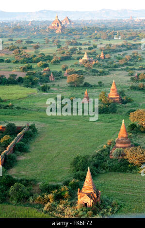 Bagan Terrakotta Tempel, Htilominlo Tempel in der Ferne, in der Morgensonne, gesehen aus der Luft, Bagan, Mandalay-Division Stockfoto