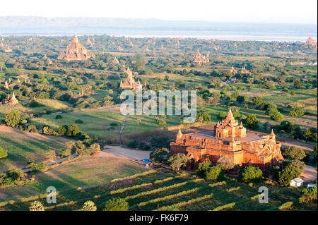 Am frühen Morgen Sonnenschein über die Terrakotta-Tempel von Bagan, dem Irrawaddy-Fluss in der Ferne, Bagan, Mandalay-Division Stockfoto
