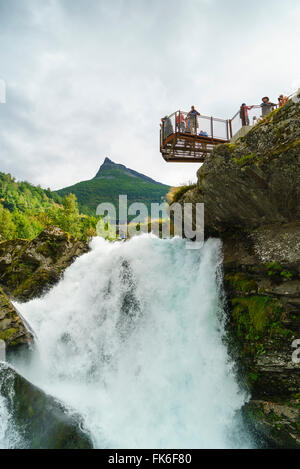 Am kleinen Wasserfall in Geiranger, Norwegen, Skandinavien, Europa übersehen Stockfoto