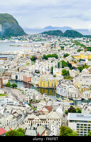 Hohen Blick auf den Hafen und die Stadt Alesund, Norwegen, Skandinavien, Europa Stockfoto