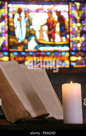 Alte Bibel und Kirche Kerze, Carouge protestantischen Tempel, Genf, Schweiz, Europa Stockfoto