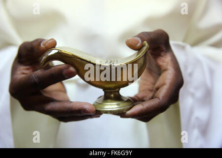 Boot, katholische Messe Weihrauch Sanctuary-Schrein von Jean-Marie Vianney (der Heilung von Ars), Ars-Sur-Fromans, Ain, Frankreich, Europa Stockfoto