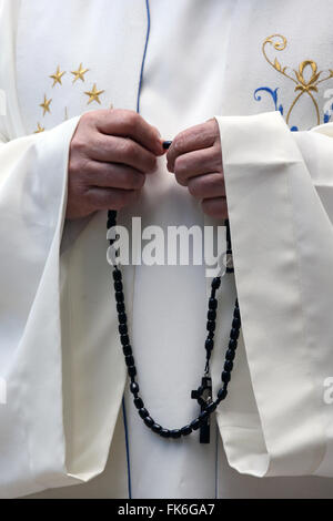 Handgeschnitzte römisch-katholische Rosenkranz, Priester beten das Geheimnis des Heiligen Rosenkranzes, Haute Savoie, Frankreich, Europa Stockfoto