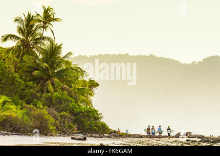 Surfer, ein Spaziergang am Strand von hip südlichen Nicoya Halbinsel surf Resort, Santa Teresa, Puntarenas, Costa Rica Stockfoto