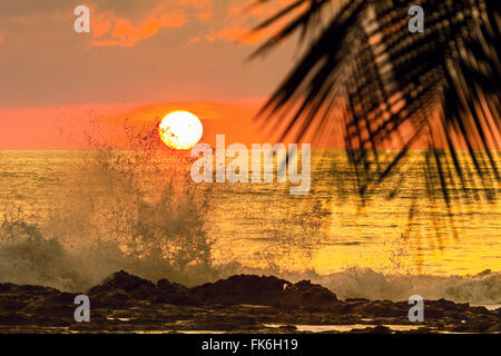 Sprühen Sie Sonnenuntergang hinter Surf in diesem Resort in der Nähe von Mal Pais, südlichen Halbinsel Nicoya, Santa Teresa, Puntarenas, Costa Rica Stockfoto