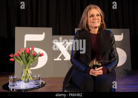 Emma Watson trifft Gloria Steinem.  Emma Watson ist ein Schauspieler am bekanntesten für ihre Darstellung der Hermine Granger in den acht Harry-Potter-Filmen. Neben ihrer Schauspielkarriere ist Emma globale Botschafterin für UN WOMEN, Förderung der Gleichstellung der Geschlechter und Ermächtigung der Frauen.  Gloria Steinem ist Schriftsteller, Dozent, Redakteur und feministische Aktivistin. Sie gründete Frau Magazine und blieb einer der Redakteure seit fünfzehn Jahren auch helfende New York Magazin zu finden.   Die beiden diskutierten über die Zukunft von Feminismus und was das bedeutete heute. Watson eröffnet über ihre Unsicherheiten - zog younge Stockfoto