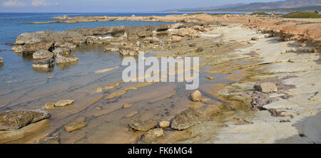 Mittelmeerküste bei Agios Georgios, Pegeia, Zypern Stockfoto