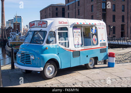 Vintage Eis vans befindet sich auf der gepflasterten Straße von Albert Dock, Liverpool, Stockfoto