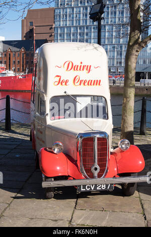 Vintage Eis vans befindet sich auf der gepflasterten Straße von Albert Dock, Liverpool, Stockfoto