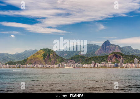 Stadtbild und Copacabana Strand in Rio De Janeiro, Brasilien - Blick vom Wasser aus Stockfoto