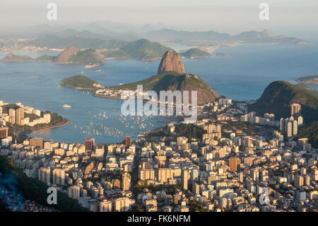 Späten Abend Blick über Rio De Janeiro aus der Christusstatue auf dem Corcovado-Berg. Favela in der linken unteren Ecke Stockfoto