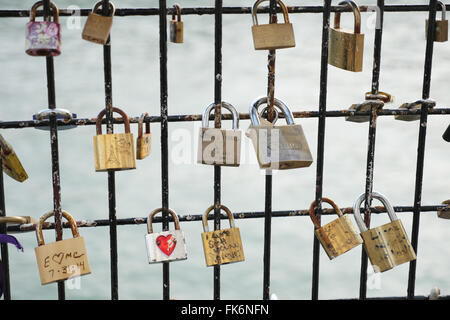 Vorhängeschlösser auf Brücke Pont Des Arts Stockfoto