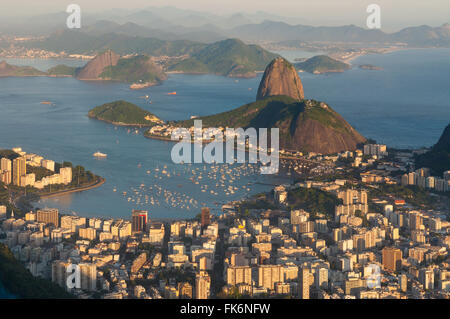 Panoramablick auf Rio De Janeiro und Zuckerhut Berg vom Corcovado bei Sonnenuntergang Stockfoto