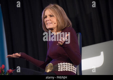 Emma Watson trifft Gloria Steinem.  Emma Watson ist ein Schauspieler am bekanntesten für ihre Darstellung der Hermine Granger in den acht Harry-Potter-Filmen. Neben ihrer Schauspielkarriere ist Emma globale Botschafterin für UN WOMEN, Förderung der Gleichstellung der Geschlechter und Ermächtigung der Frauen.  Gloria Steinem ist Schriftsteller, Dozent, Redakteur und feministische Aktivistin. Sie gründete Frau Magazine und blieb einer der Redakteure seit fünfzehn Jahren auch helfende New York Magazin zu finden.   Die beiden diskutierten über die Zukunft von Feminismus und was das bedeutete heute. Watson eröffnet über ihre Unsicherheiten - zog younge Stockfoto