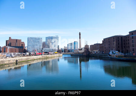 Blick auf den Albert Docks, Liverpool an einem sonnigen Frühlingstag Stockfoto