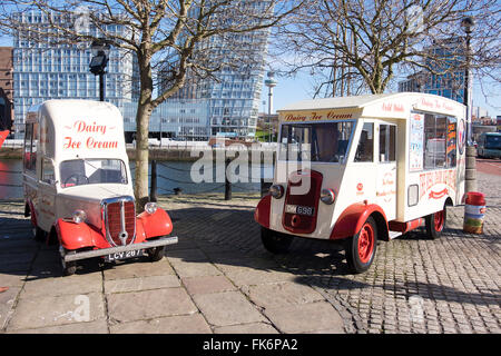 Vintage Eis vans befindet sich auf der gepflasterten Straße von Albert Dock, Liverpool, Stockfoto