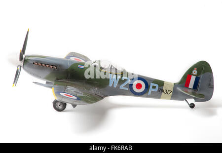 Supermarine Spitfire Mk24 WW11, RAF Markierungen. 01:32 feine Maquette auf weißen Studio-Hintergrund. Stockfoto