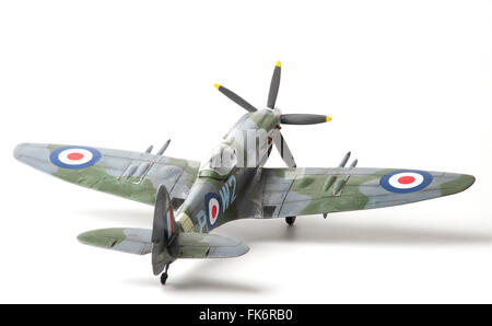 Supermarine Spitfire Mk24 WW11, RAF Markierungen. 01:32 feine Maquette auf weißen Studio-Hintergrund. Stockfoto