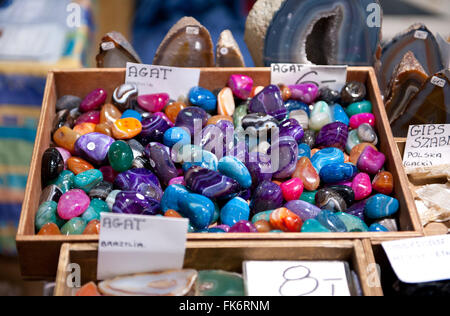 Mehrfarbige Achat Mineralien Edelsteine Kollektion, Sortiment auf der Warschauer Mineral Expo 2016, 5. März, VI Auflage Event-show Stockfoto