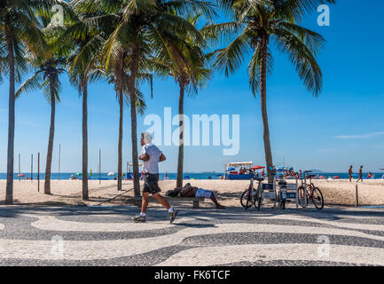 Menschen laufen herum und entspannen Sie sich auf Bürgersteig der Copacabana in Rio De Janeiro. New-Age-Schriftsteller Stockfoto