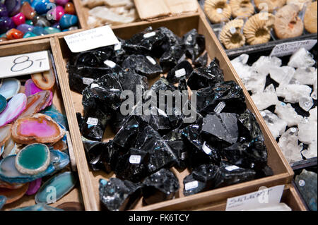 Schwarzer Obsidian Edelstein Stücke zum Verkauf an Warschau Mineral Expo 2016, 5. März, VI-Ausgabe-Veranstaltung im Palast PKiN, Polen Stockfoto