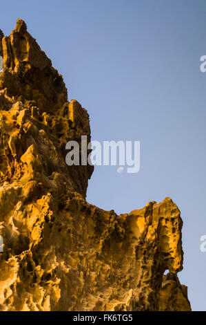 Mond und Rock Details am Strand von Elgol, Isle Of Skye, Highlands, Schottland, Vereinigtes Königreich Stockfoto