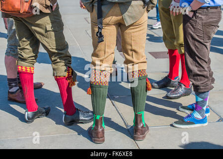 Bunte Socken und Schuhe der Teilnehmer des Tweed Run auf dem Trafalgar Square Stockfoto