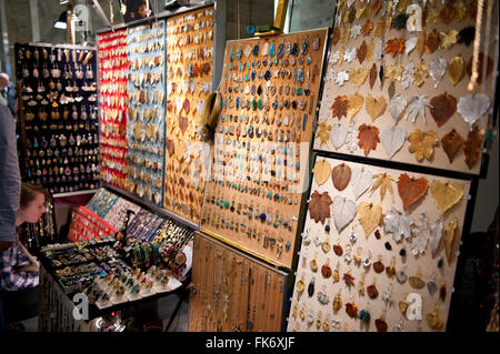 Edelmetall verlässt Schmuck, Necklets und Ohrringe auf Brettern auf Warschau Mineral Expo 2016, 5. März, VI-Ausgabe-Veranstaltung Stockfoto