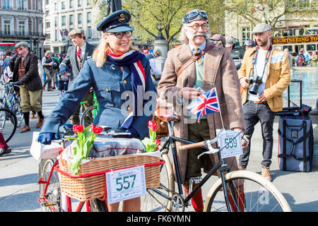 London, Vereinigtes Königreich - 18. April 2015: lächelnd Tweed Run (Fahrradtour mit einem Stil) Teilnehmer in eine tolle Vintage Kostüme Stockfoto