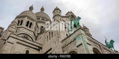 Niedrigen Winkel Ansicht der Basilique Du Sacré-Coeur gegen Himmel Stockfoto