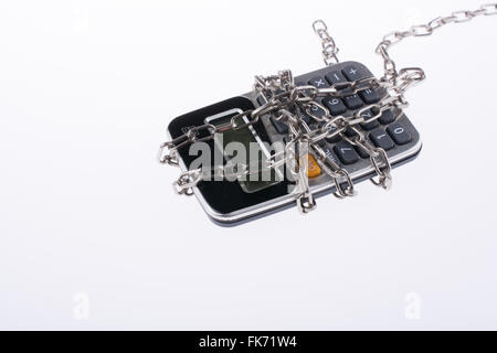 Rechner eingehüllt in Ketten auf weißem Hintergrund Stockfoto