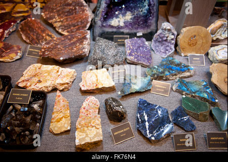 Mineralien Edelsteine Sorte, Stücke Sortiment bei Warschau Mineral Expo 2016, 5. März, VI-Ausgabe-Veranstaltung in der PKiN Stockfoto