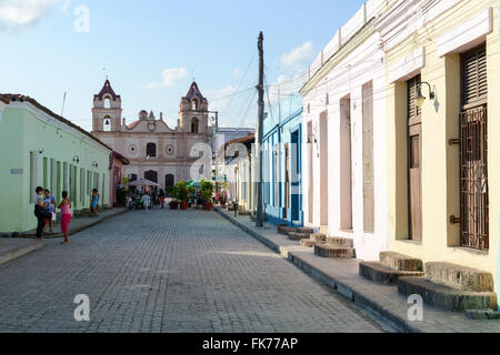 Camagüey, Kuba - 11. Januar 2016: Passanten vor der Carmen-Kirche im kolonialen Camagüey, Kuba Stockfoto