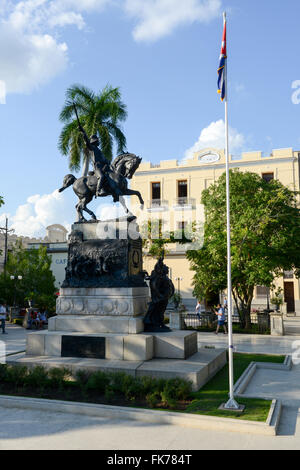 Camagüey, Kuba - 11. Januar 2016: Passanten vor dem Ignacio Agramonte Denkmal bei Ignacio Agramonte Park in Camague Stockfoto