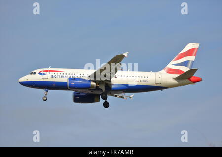 British Airways Airbus A319 G-EUPU landet auf dem Flughafen London Heathrow, Vereinigtes Königreich Stockfoto