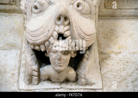 Monster oder Tarasque verschlingt ein Sünder c12th romanische Carving in der Kreuzgänge Montmajour Abtei in der Nähe von Arles Provence Frankreich Stockfoto