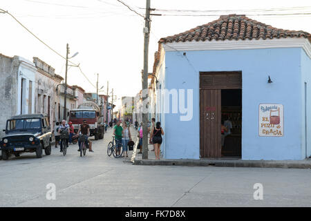 Camagüey, Kuba - 11. Januar 2016: Menschen zu Fuß auf kolonialen Straßen von Camaguey auf Kuba Stockfoto