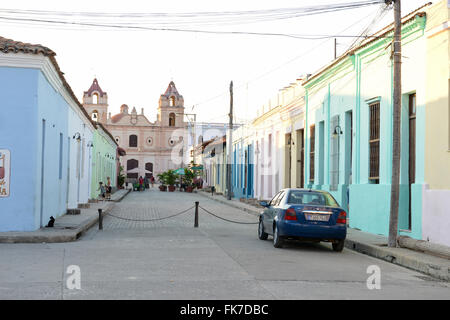 Camagüey, Kuba - 11. Januar 2016: Passanten vor der Carmen-Kirche im kolonialen Camagüey, Kuba Stockfoto