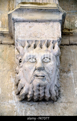 Romanische schnitzen eines seltsamen Kopf oder Gesicht (c12th) Hauptstadt in Klöstern Montmajour Abtei in der Nähe von Arles Provence Frankreich Stockfoto