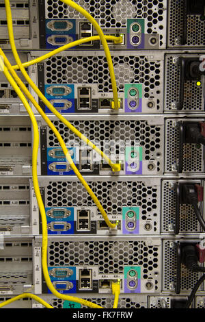 gelben Ethernet-Kabel an der Rückseite eines Server-Racks angeschlossen Stockfoto