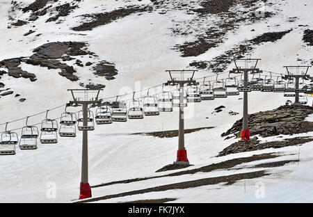 Sesselbahnen von Pradollano Skigebiet in der Sierra Nevada in Spanien Stockfoto