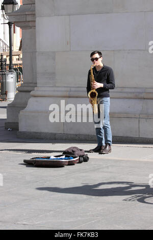 Junge Mann spielt Saxophon unter den Washington Square Park Arch Greenwich Village New York City Stockfoto