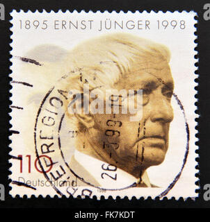 Deutschland - ca. 1998: eine Briefmarke gedruckt in Deutschland zeigt Ernst Jünger, deutscher Schriftsteller und Philosoph, ca. 1998 Stockfoto